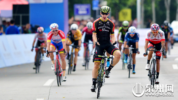 中国米奇顿单车交易队澳大利亚籍车手卡登?格罗夫斯率先冲线，