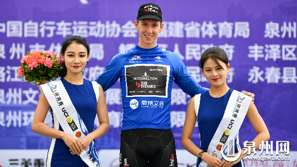 中国米奇顿单车交易队卡登?格罗夫斯斩获赛段冠军之余，还将个人总成绩蓝衫、冲刺总积分绿衫两项荣耀收入囊中。 