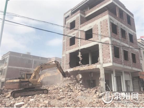 泉港执法人员拆除违建不手软