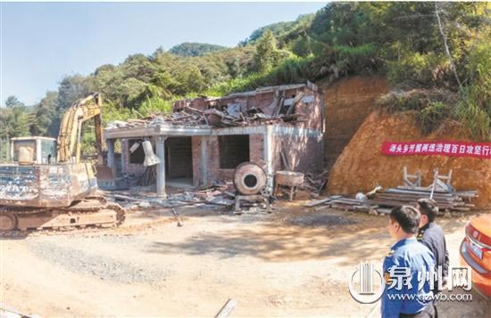 执法人员依法拆除违建 执法人员依法拆除违建