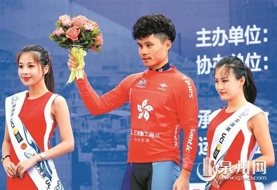 中国香港队的高肇蔚获得象征大中华最佳的红色领骑衫。(陈起拓 摄) 中国香港队的高肇蔚获得象征大中华最佳的红色领骑衫。(陈起拓 摄)