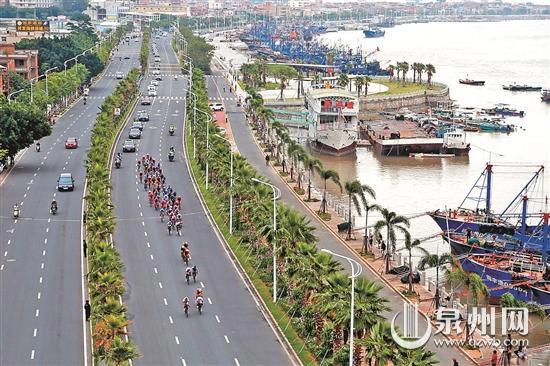 车队经过中心市区丰海路 (陈晓东 摄) 车队经过中心市区丰海路 (陈晓东 摄)