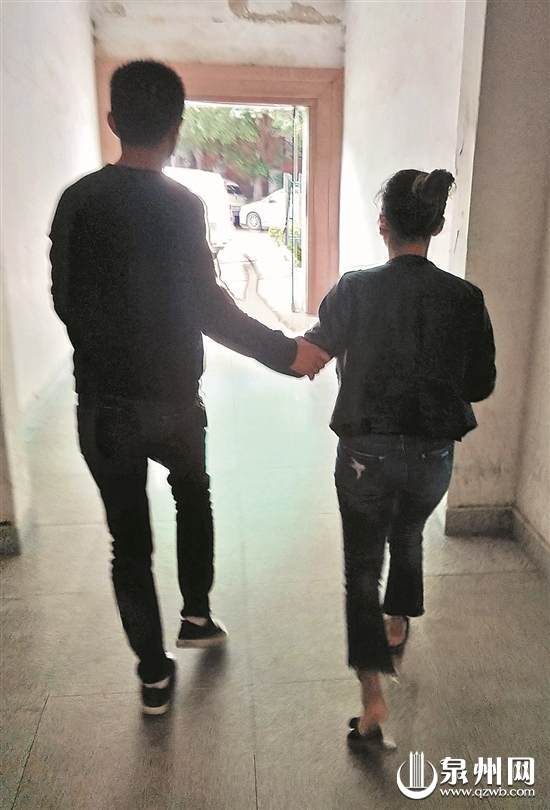   叶小姐如今只能看到一米内的东西，走路都要有人搀扶。