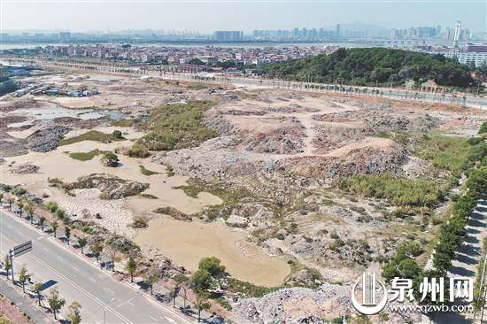 空地上大量建筑垃圾堆积令人触目惊心