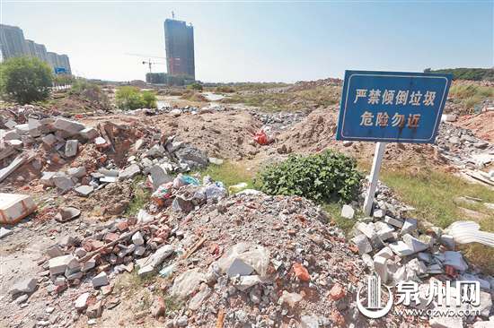 垃圾堆上还立着“严禁倾倒垃圾”的牌子
