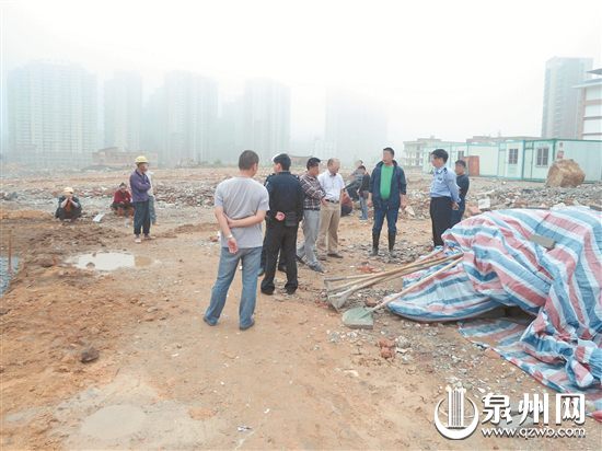 许某谅团伙滋扰工地建设，有关部门到场处理。