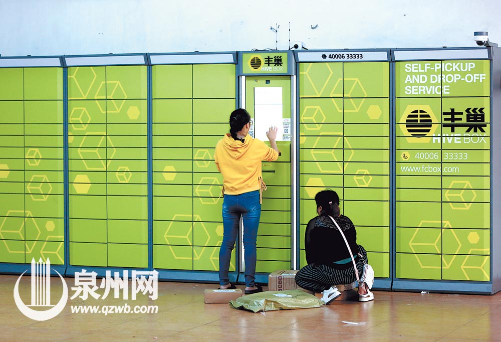 小区里的快递箱总是满的，快递员蹲在地上等客户直接取走包裹。