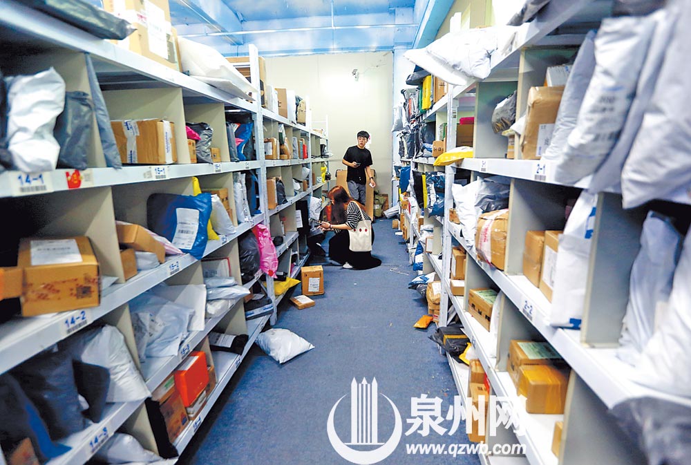 高校的快件量很大，泉州师院综合服务中心，快递包裹占满了驿站。