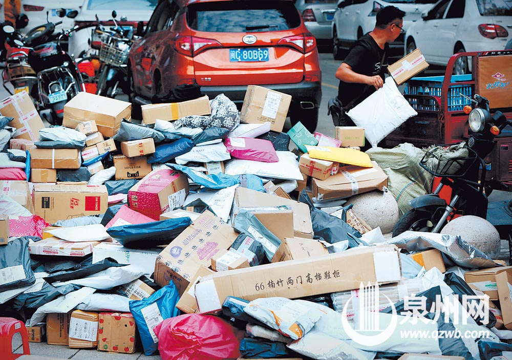 宝洲街一快递站点前，堆满了快件。