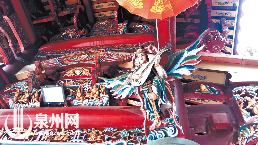 梁枋间的“飞天乐伎”木雕像栩栩如生 梁枋间的“飞天乐伎”木雕像栩栩如生