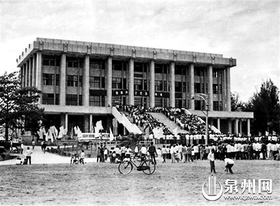 华侨大学陈嘉庚纪念堂落成典礼(资料图片) 华侨大学陈嘉庚纪念堂落成典礼(资料图片)