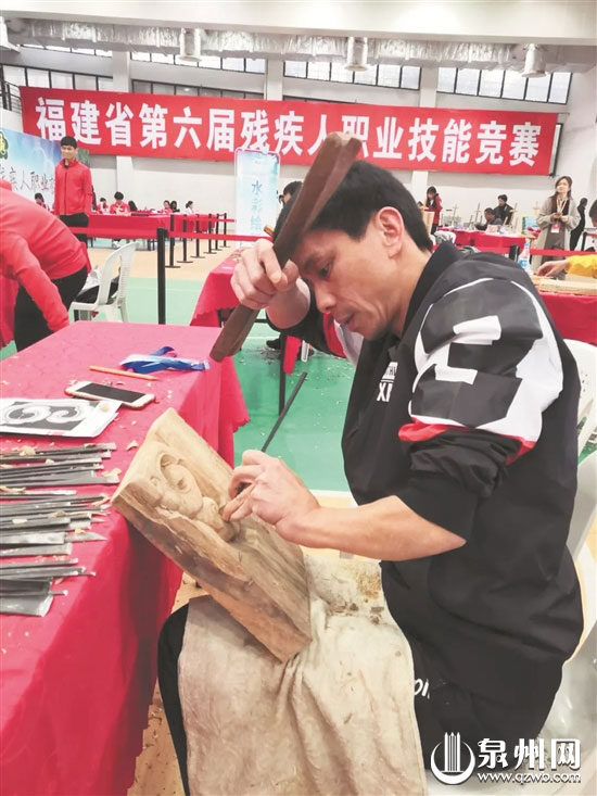 泉州市残疾人在竞赛现场展示“绝活”