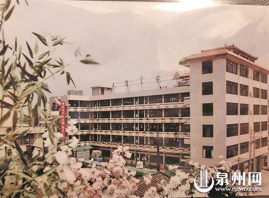 气派的人造花厂大楼 (游怡冰 翻拍) 气派的人造花厂大楼 (游怡冰 翻拍)