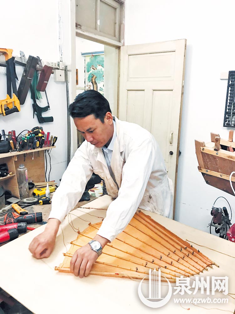 黄德钦正在制作帆布