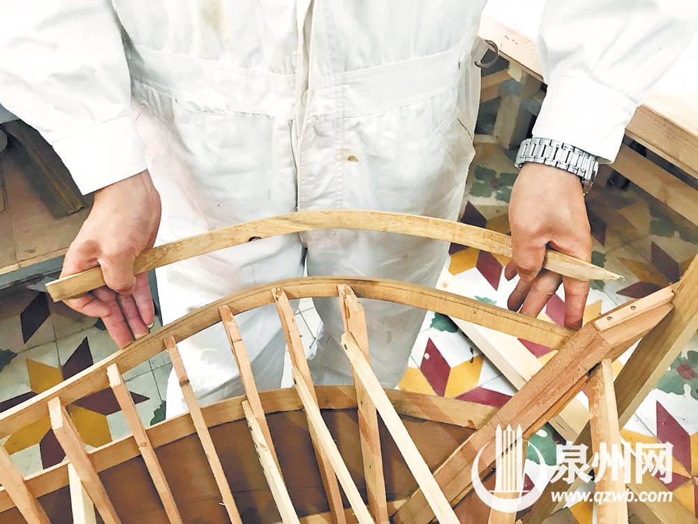 黄德钦正在制作船舷