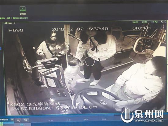 3岁萌娃独自乘车 幸有他们一路守护