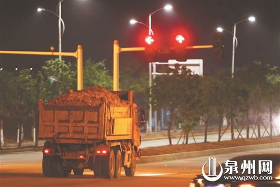 土方车 请慢些开
