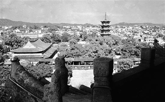 上世纪80年代,从开元寺西塔拍摄的古城景象。(陈世哲 摄) 上世纪80年代,从开元寺西塔拍摄的古城景象。(陈世哲 摄)