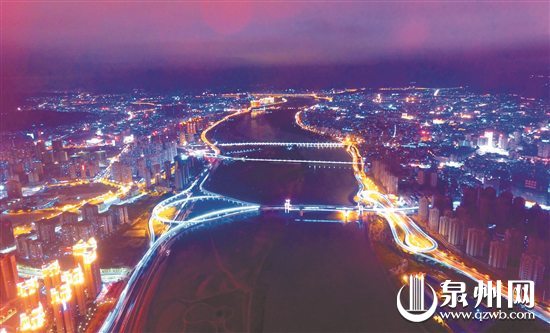  2018年，一道道长虹横卧晋江之上，璀璨夜景美不胜收。（潘登/摄）