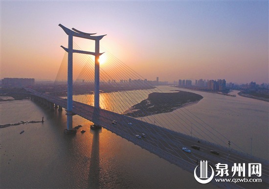世界首座“开”字形斜拉桥—泉州晋江大桥 （潘登/摄）