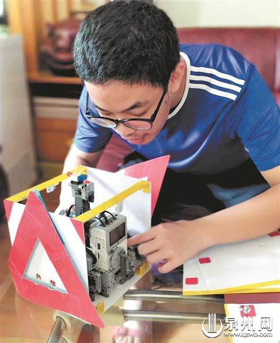 林子涵正在钻研新发明 （王盼琛 摄）