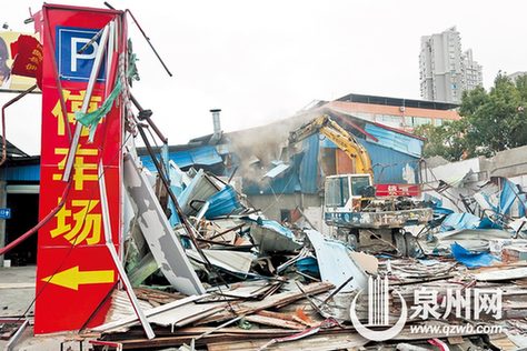 挖掘机拆除搭盖的铁皮房