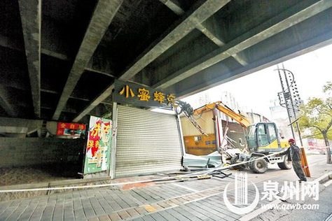 执法人员拆除市区高速桥下的违建