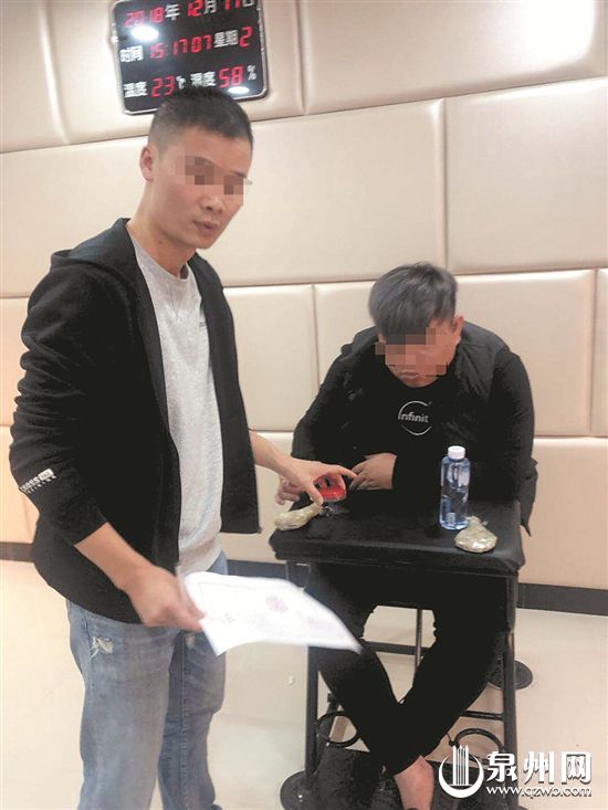 伪装成富豪的黄某（右）落入法网