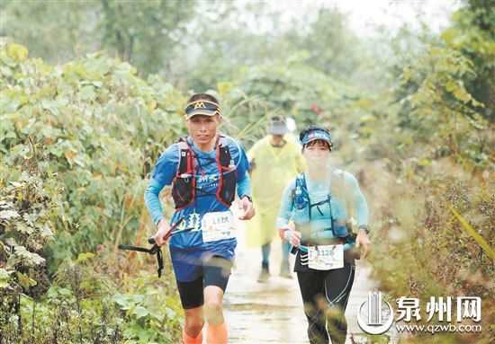 越野跑比赛途中的翁志煌