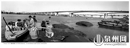 1996年，刺桐大桥建成通车，位于晋江南岸的溜石渡口完成历史使命，不远处的沈海高速公路泉州沉洲大桥还在建设之中。（陈世哲/摄）
