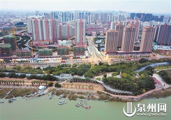 溜石渡口旁建起了溜石塔公园，零星小渔船佐证着这里曾是一个靠水而居的村庄。（潘登/摄）