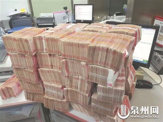警方查扣的600多万元现金