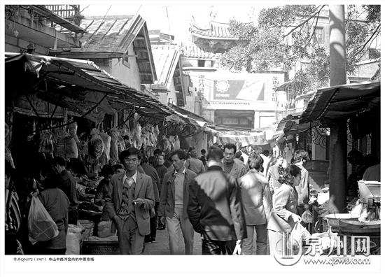 1987年，中山中路泮宫内的中菜市场充满市井味道。（陈世哲/摄）