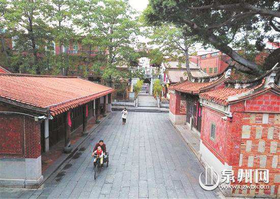 当年熙熙攘攘的中菜市，如今已变成红砖墙、燕尾顶的古色古香模样。 （潘登/摄）