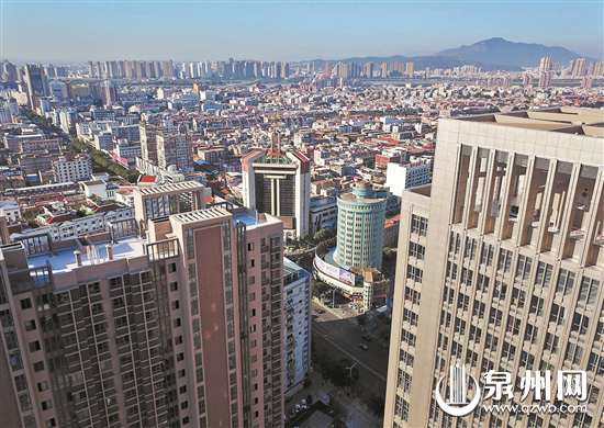 2018年，温陵路中段，不断有更高的楼宇拔地而起，“电罐大厦”早已不再起眼。 （潘登/摄）