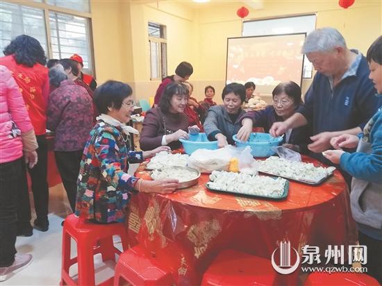 老人聚在一起边包饺子边话家常，其乐融融。
