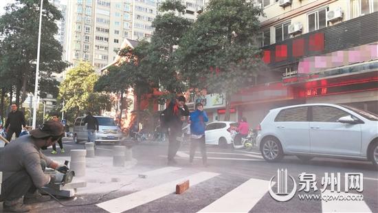 现场粉尘飞扬，路人掩鼻快速通过。