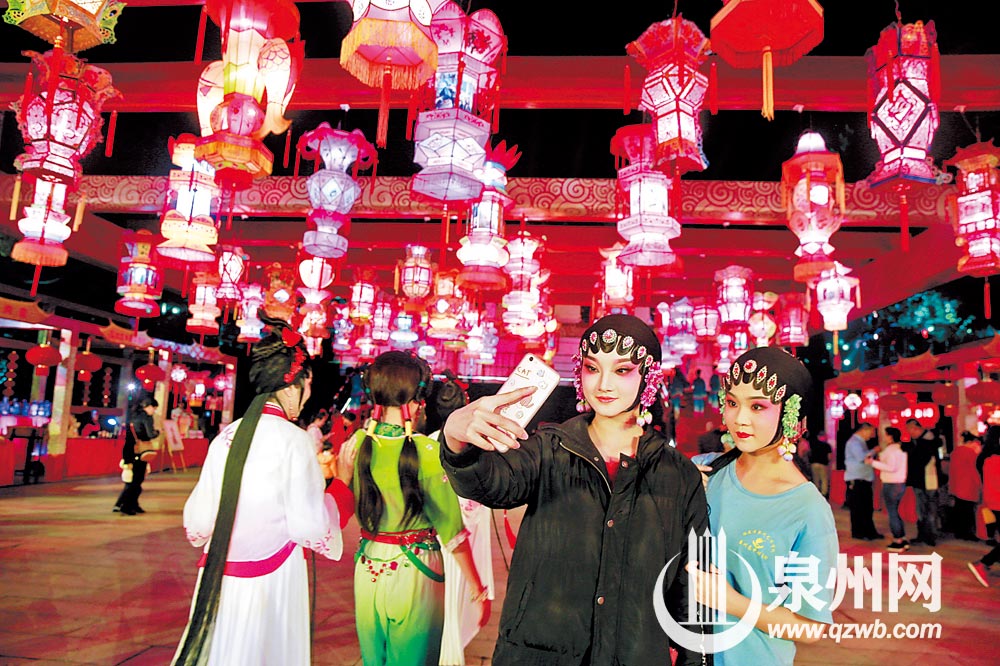 戏曲晚会年味十足，演员们忍不住合影留念。