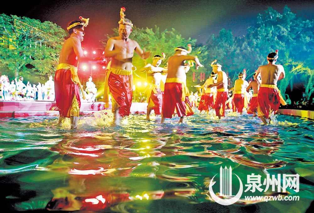 拍胸舞表演与水面舞台设计“溅”起别样水花