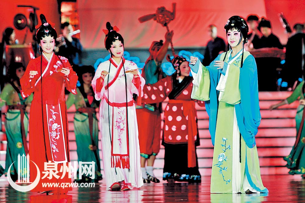 由曾静萍（右一）领衔演出的梨园戏典雅清丽