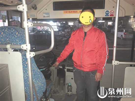 下车遭拒男子抢拔钥匙 公交失控险些撞上行人