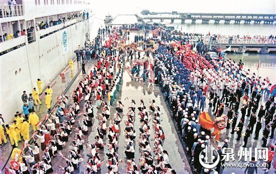 联合国教科文组织“海上丝绸之路”考察团乘坐的“和平号”巨轮驶入后渚港,受到泉州人民热烈欢迎。 联合国教科文组织“海上丝绸之路”考察团乘坐的“和平号”巨轮驶入后渚港,受到泉州人民热烈欢迎。