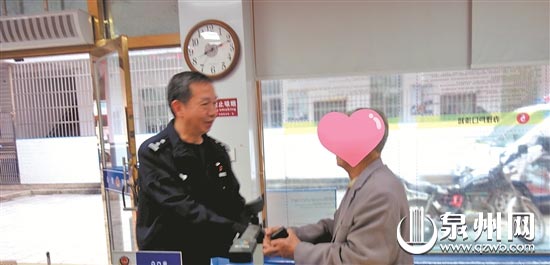 戴老伯赶来所里向民警致谢 戴老伯赶来所里向民警致谢
