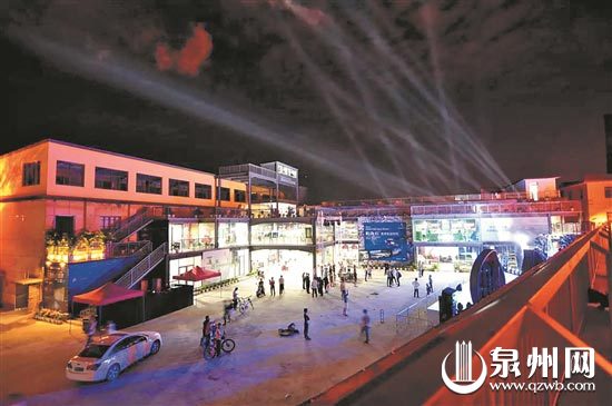 源和1916创意产业园面粉厂大麦仓前广场经改造后变成一个文化广场,成了年轻人休闲聚集地。 源和1916创意产业园面粉厂大麦仓前广场经改造后变成一个文化广场,成了年轻人休闲聚集地。