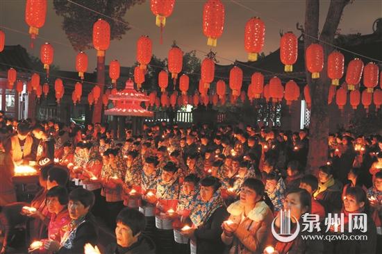 众人手捧莲花灯祈愿