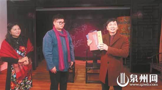 曾家阳（右）向卢俊策（中）赠送书籍