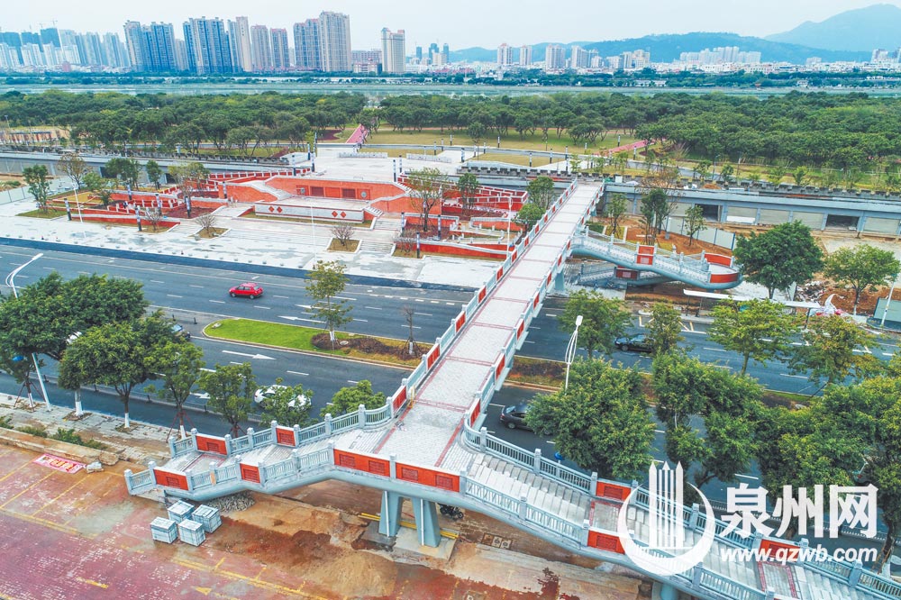 昨日，航拍下的泉州市区江滨北路金洲天桥以一副清新又朴实的姿态展现在镜头前。