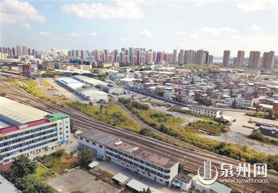 2018年，泉州东站已变为货运站，远方高楼鳞次，现代化新城区正在崛起。（潘登/摄）