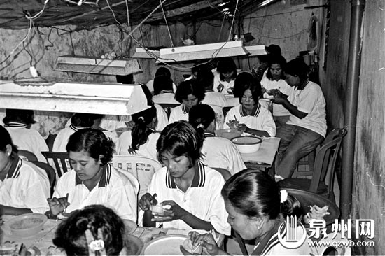 上世纪90年代初,晋江乡镇企业生产即食燕窝。(陈世哲 摄) 上世纪90年代初,晋江乡镇企业生产即食燕窝。(陈世哲 摄)