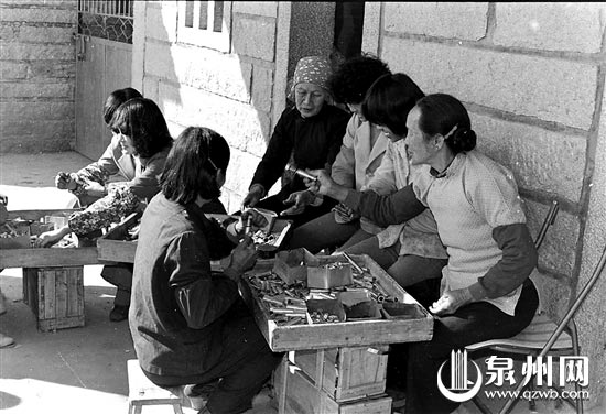 上世纪90年代初,在鲤城浮桥外,乡镇企业工人加工膨胀螺丝。(陈世哲 摄) 上世纪90年代初,在鲤城浮桥外,乡镇企业工人加工膨胀螺丝。(陈世哲 摄)
